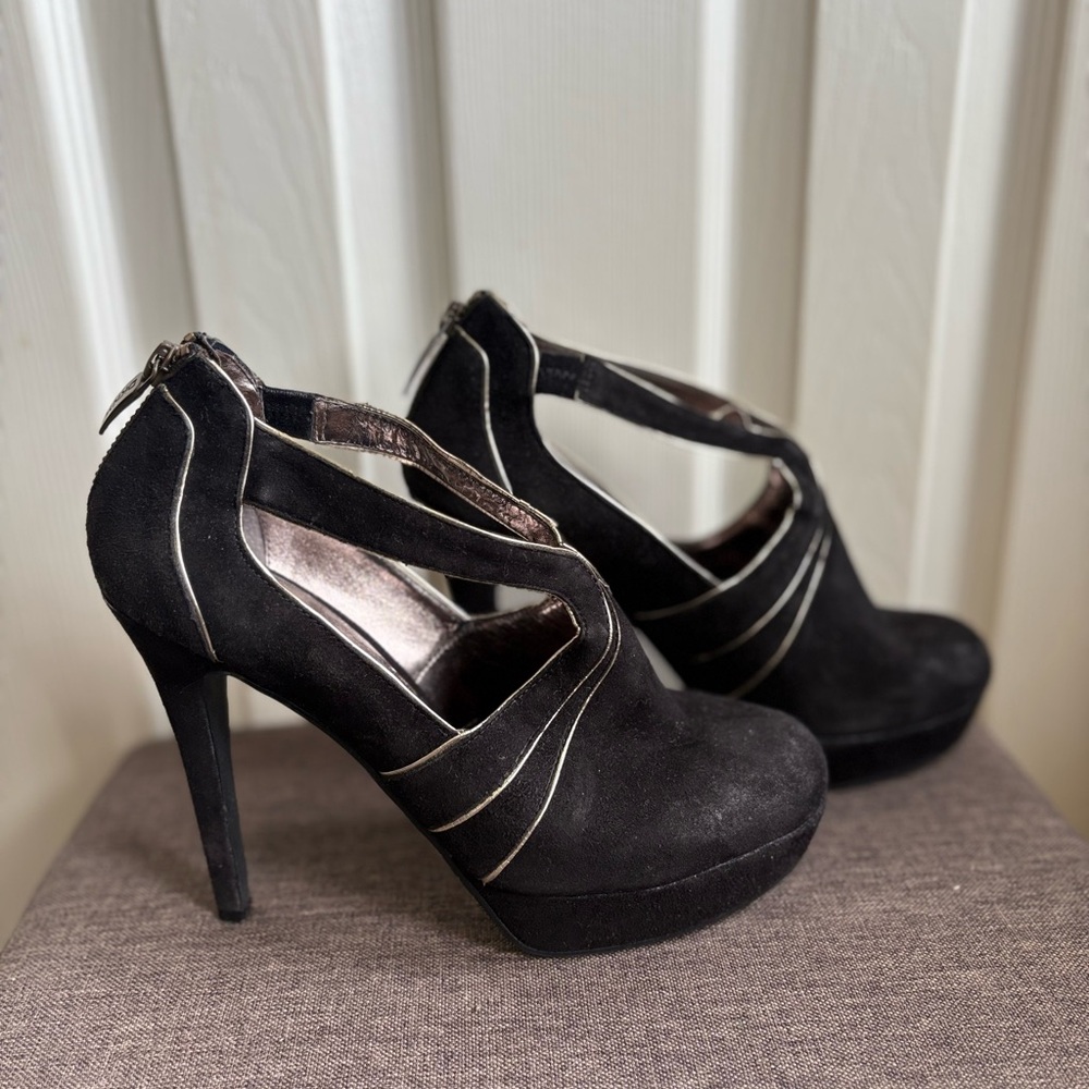 DKNYC Black High-Heeled Platform Shoes with Crisscross Straps